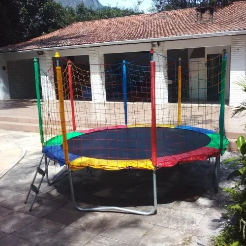 Cama elástica montada em área externa